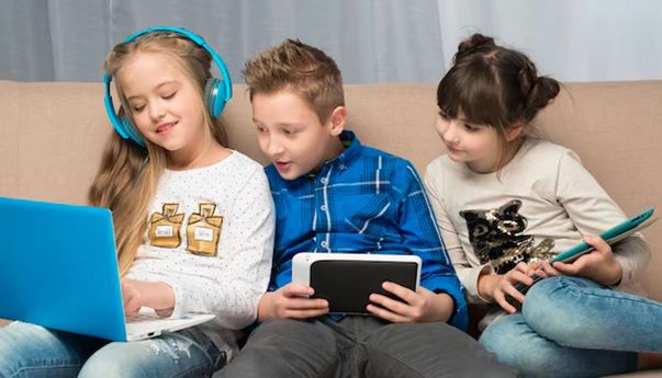 Orangtua Perlu Perhatikan Usia Ideal Anak dalam Menggunakan Media Sosial