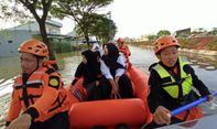 Banjir Tangerang: TASK Hidayatullah Pakai Perahu Karet untuk Membantu Warga