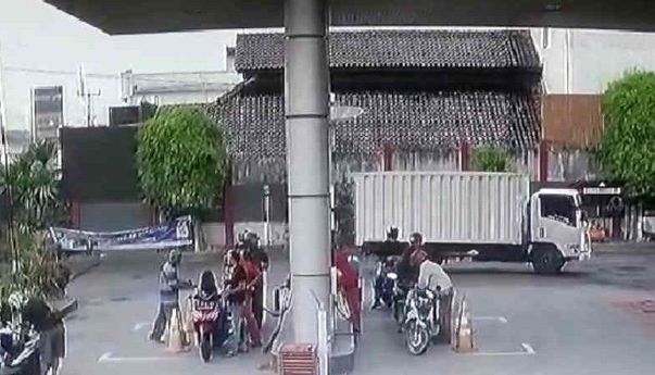 Heboh Pria di Cirebon Nekat Lempar Korek Api ke Tangki Motor yang Diisi BBM, SPBU Nyaris Terbakar