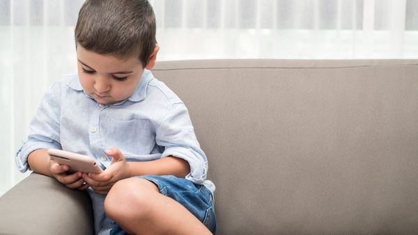 Kominfo Usulkan Batas Minimal Anak Punya Media Sosial Adalah 17 Tahun, Setuju?