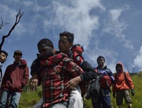 Kisah Heroik Lambo: Pendaki dari Papua yang Rela Gendong Pendaki Lain Turun Gunung Slamet karena Cidera