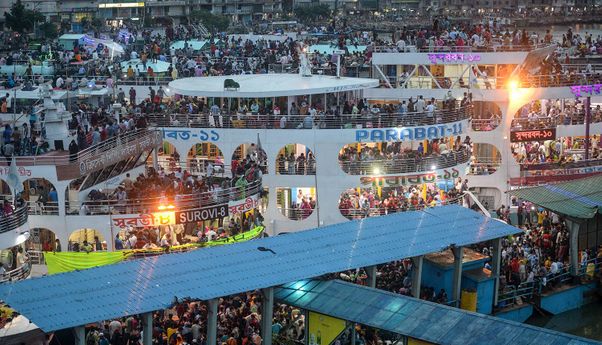 Berbahaya! Kebijakan Lockdown Bangladesh Justru Membuat Kerumunan Tak Terkendali di Pelabuhan