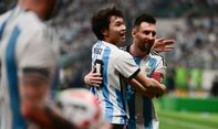 Masih Ingat Pria yang Nekat Peluk Messi di Beijing? Kini Ditangkap dan Dilarang Masuk Stadion Setahun