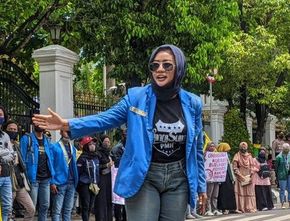 Berita Jateng: Diskusi Lesehan di Depan Gedung DPRD Pati, Tuntutan Unjuk Rasa UU Cipta Kerja Diterima
