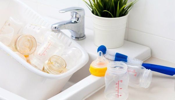 Jangan Asal-Asalan, Berikut Cara Mencuci Botol Susu Bayi yang Bersih dan Terbebas dari Kuman