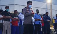Bikin Adem, Kapolres Imami Salat Magrib Demonstran yang Tolak UU Omnibus Law