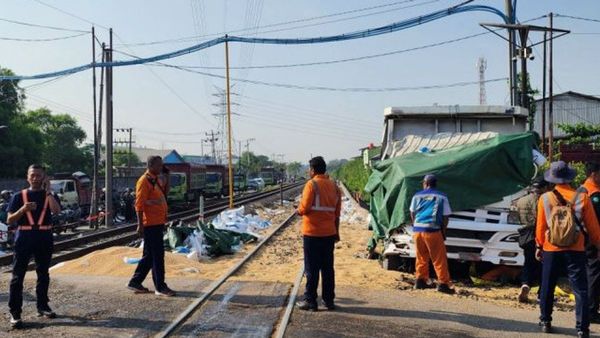 Truk Muat Kedelai Tertabrak KA Harina di Kaligawe Semarang, Sopir Tewas di Tempat