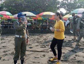 Gelar Razia, Satlinmas: Banyak Wisatawan Pantai yang Bawa Masker, Tapi Diumpetin