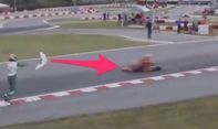 Heboh! Pembalap Ini Lempar Bumper ke Rival di Tengah Race