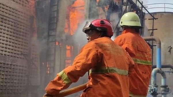 Pabrik Bimoli Kebakaran di Cilincing, 12 Unit Mobil Damkar Dikerahkan
