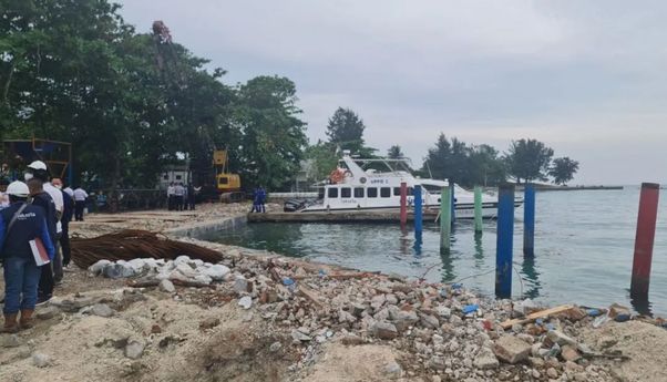 Sudin LH Kepulauan Seribu Angkut 250 Ton Sampah Kiriman dari Perairan Pulau Tidung
