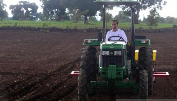 Di Sulawesi Selatan, Jokowi Unjuk Kebolehan Kendarai Traktor Tanam Benih Jagung
