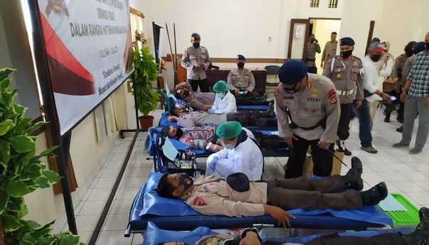 Berita Online Jogja: 100 Anggota Brimob Polda DIY Lakukan Donor Darah