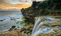 Keindahan dan Alamat Pantai Jogan Gunungkidul yang Punya Air Terjun Eksotis
