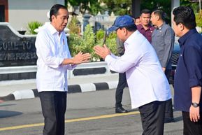 Tepis Isu Prabowo Cekik Wamen Saat Rapat, Jokowi: Masa Nyekek?