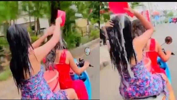 Viral! Dua Wanita Seksi Ini Mandi di Atas Motor dan Berkeliling di Jalan Raya Mojokerto