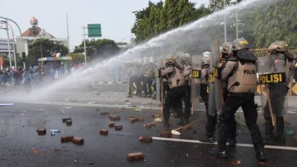 Di Balik Viralnya Kebrutalan Polisi Hajar Jurnalis Foto Peliput Demo Omnibus Law