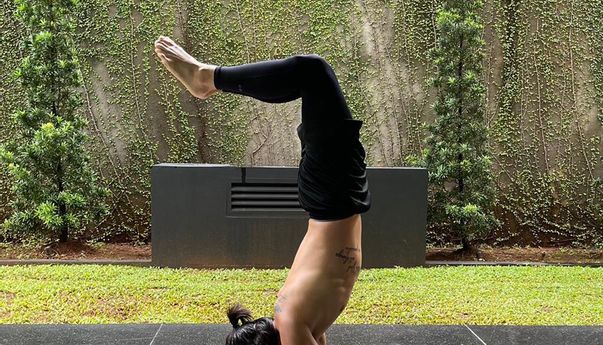 Libur Lebaran, Pemain PSS Arthur Irawan Jaga Kondisi Fisik dengan Yoga