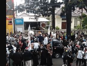 Demo di Depan Bimbel Prancis di Bandung jadi Bulan-Bulanan Warganet