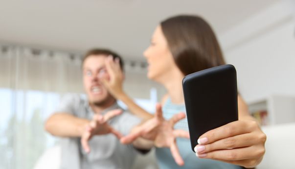 5 Ciri-ciri Istri Selingkuh Lewat HP yang Mudah Terlihat
