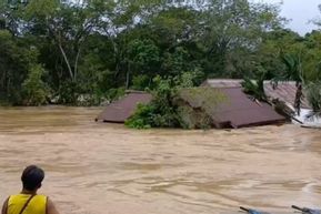 Banjir Bandang Terjang Enam Desa di Ambalau Maluku, Rumah Warga Terendam, Jembatan Antardesa Putus