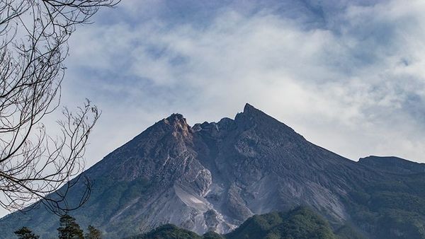 Gunung Merapi Erupsi Lagi, Tinggi Kolom hingga 2.000 Meter