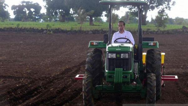 Di Sulawesi Selatan, Jokowi Unjuk Kebolehan Kendarai Traktor Tanam Benih Jagung