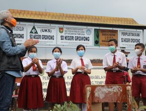 Kisah Siswi SD di Desa Growong, Belajar Online dengan Internet Lemot