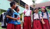 Hari Pertama Sekolah, Korban Banjir Tetap Masuk