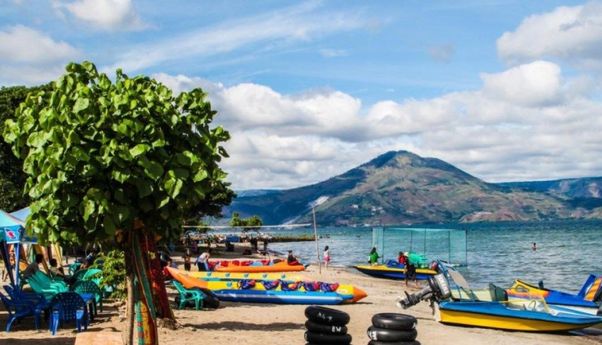 Pantai Pasir Putih Situngkir, Pesona Pantai di Tengah Danau