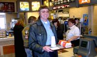 Pria Ini Cetak Rekor Dunia Makan Burger Big Mac Terbanyak Selama 49 Tahun!