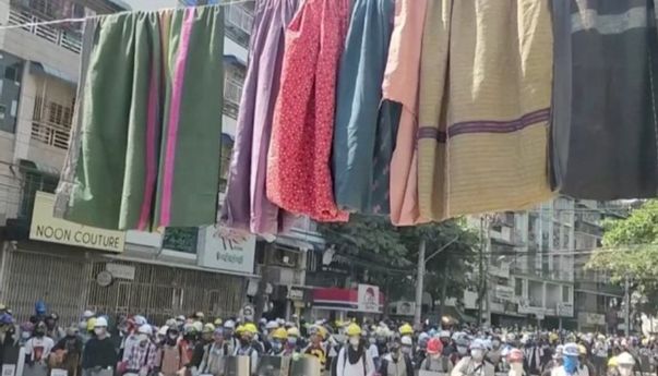 Berani Bunuh Demonstran, Tapi Kenapa Militer Myanmar Takut Pakaian Dalam Perempuan?