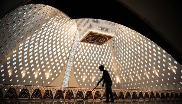 Sekda Jabar Jenguk Bocah yang Jatuh dari Lantai 2 Masjid Al Jabbar: Kondisinya Terus Membaik