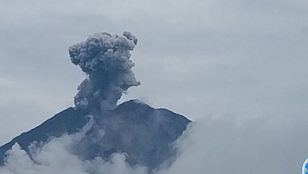 Gunung Semeru Erupsi Berulang Kali dengan Tinggi Letusan 1.200 Meter, Status Waspada