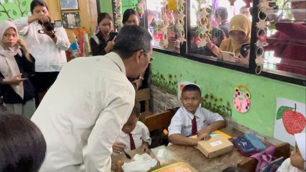 Heru Budi Terharu Ada Siswa SD Tak Ikut Makan saat Uji Coba Makan Bergizi Gratis, Katanya Buat Nenek