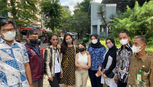 Gubernur DKI Jakarta Anies Baswedan Rangkul Bonge dan Jeje: Ajak Kampanye Kebersihan