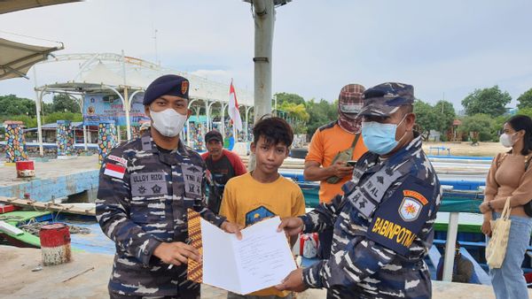 TNI AL Selamatkan Bocah yang Terapung di Laut Sendirian, Warganet: Bisa Gabung Jadi Pasukan Katak