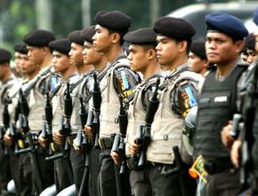 Seragam Satpam Mirip Banget dengan Polisi, Netizen: Bedainnya Gampang, Kalau Ramah Nggak Ada Pungli Itu Satpam