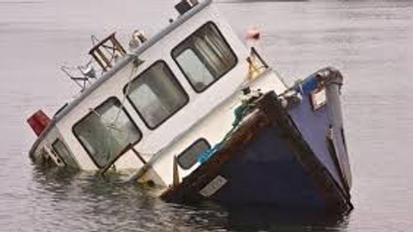 Berita Terbaru di Jateng: Perahu Angkut 8 Wisatawan di Batang Dihantam Ombak dan Terbalik