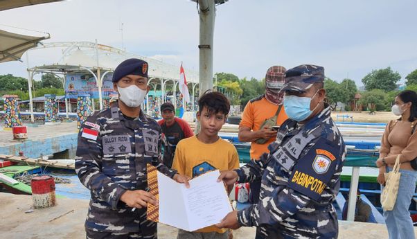 TNI AL Selamatkan Bocah yang Terapung di Laut Sendirian, Warganet: Bisa Gabung Jadi Pasukan Katak
