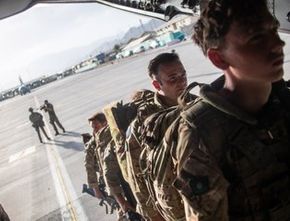 Selesai! Inilah Wajah Pasukan Inggris yang Paling Terakhir Saat Tinggalkan Bandara Kabul