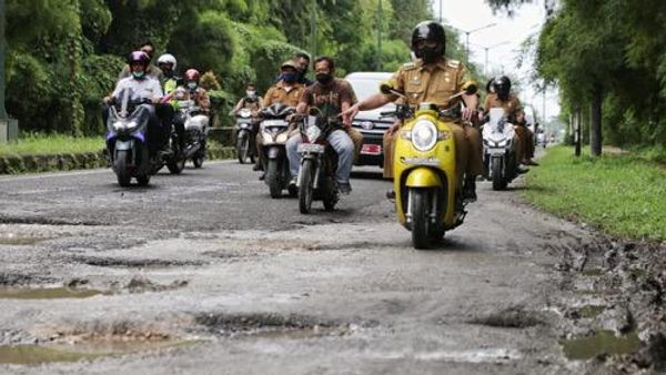 Lihat Jalan Pasar Induk Lau Chi yang Sudah Dibeton, Bobby Nasution Pinjam Motor Staf