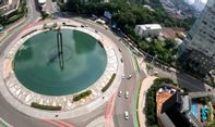 Nekat Nyebur Kolam Bundaran HI saat Demo, Belasan Aktivis Greenpeace Diamankan Polisi