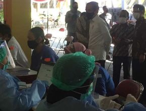 Jokowi Tinjau Vaksinasi Pedagang Termin Pertama di Malioboro