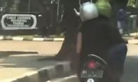 Pengendara Ini Nekat Kenakan Pelat “RI 1” dan Keliaran Pakai Helm Teko dan Tabung Gas