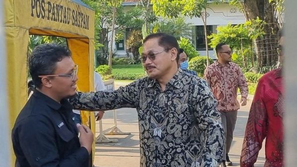 Datangi Rektorat Unair, Prof Budi Serahkan Surat Keberatan terkait Pemecatannya sebagai Dekan