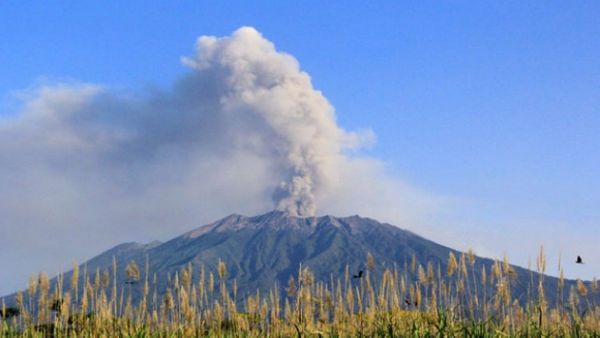 Berita Terkini: Gunung Raung di Jawa Timur Meletus 60 Kali, Masyarakat Diimbau Tetap Tenang