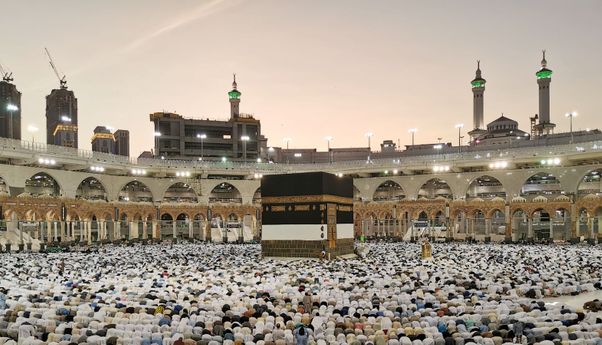 Masjidil Haram Makkah Hapus Aturan Jaga Jarak dan Sudah Beroperasi Penuh, Saf Shalat Kembali Rapat