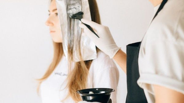 Tak Perlu ke Salon, Ketahui 10 Trik Warnai Rambut Pakai Bahan Alami di Rumah