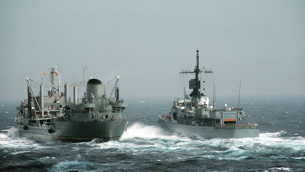 Kapal Militer Iran Bikin Panas AS,  USS Firebolt Sampai Lepas Tembakan Peringatan